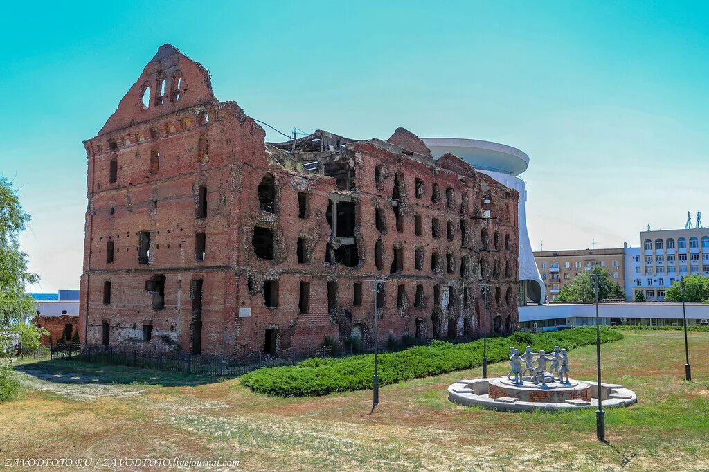 Дом солдатской славы (дом павлова). Дом павлова в сталинграде 1942. Сталинградская битва дом. Сталинградская битва дом. Сталинградская битва дом.