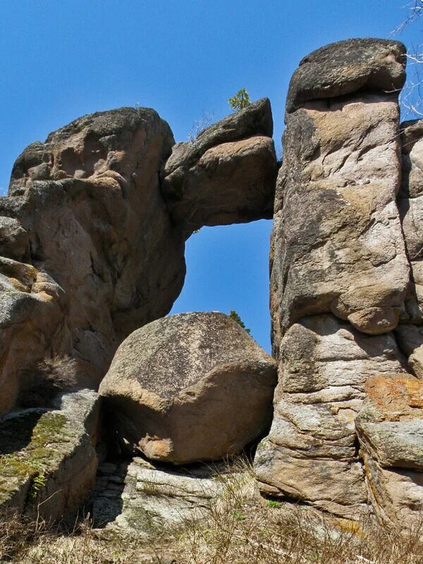 Нац парк столбы в красноярске. Как называется группа скал в красноярском крае. Как называется группа скал в красноярском крае. Нац парк столбы в красноярске. Парк столбы в красноярске.