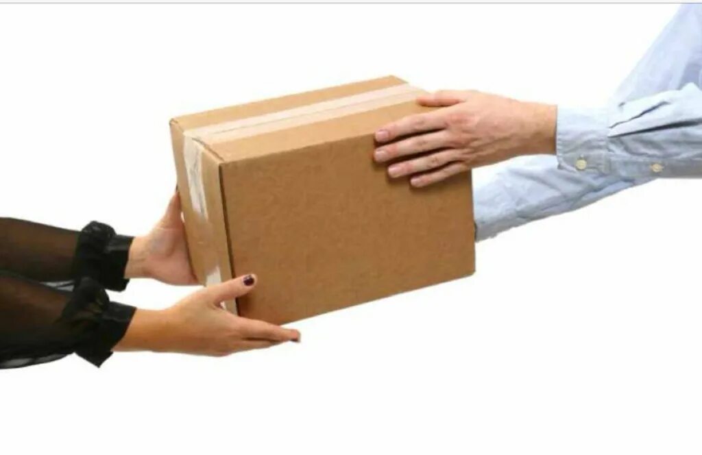 Человек получает посылку. Коробки в руках. Доставка товара. Курьер передает посылку. Доставщик с коробками в руках.