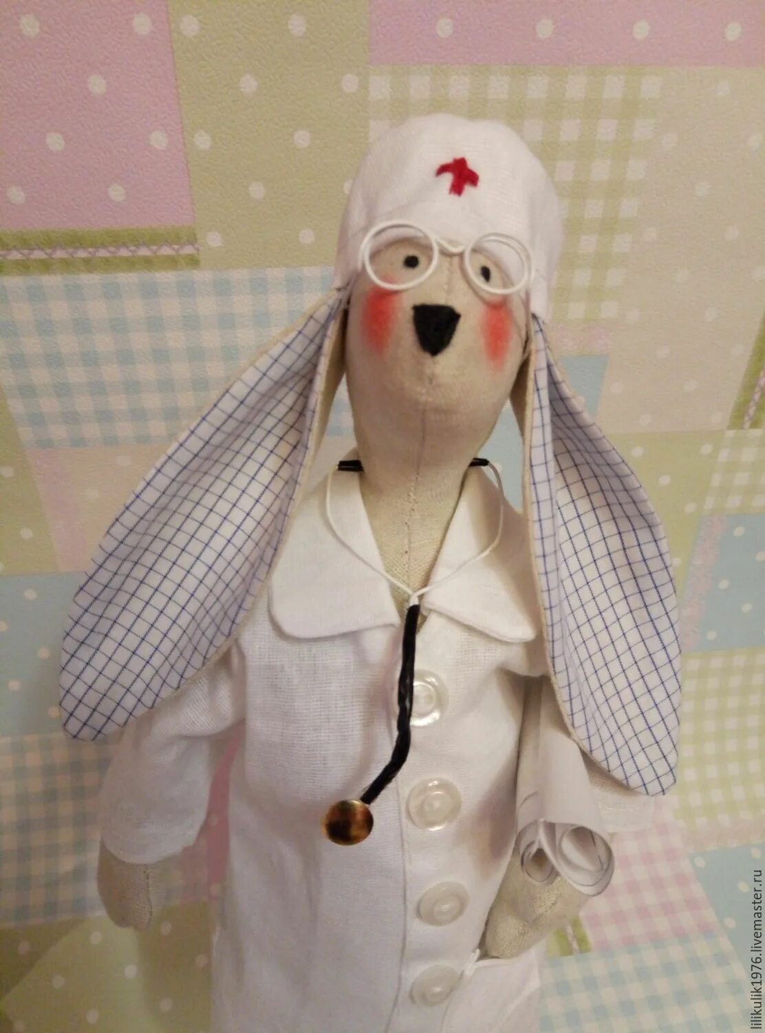 Игрушка заяц доктор. Игрушка заяц доктор. Заяц тильда врач. Зайка доктор. Зайка игрушка врач.
