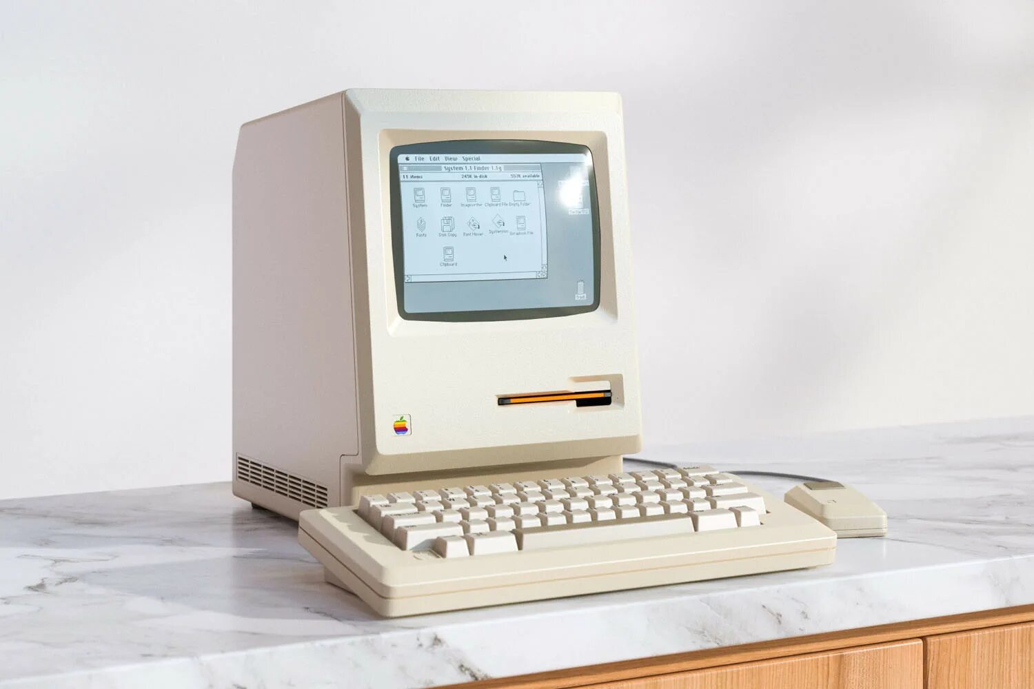 Old computer. Apple Macintosh III. Старый белый компьютер. Винтажные компьютеры. Белый компьютер.