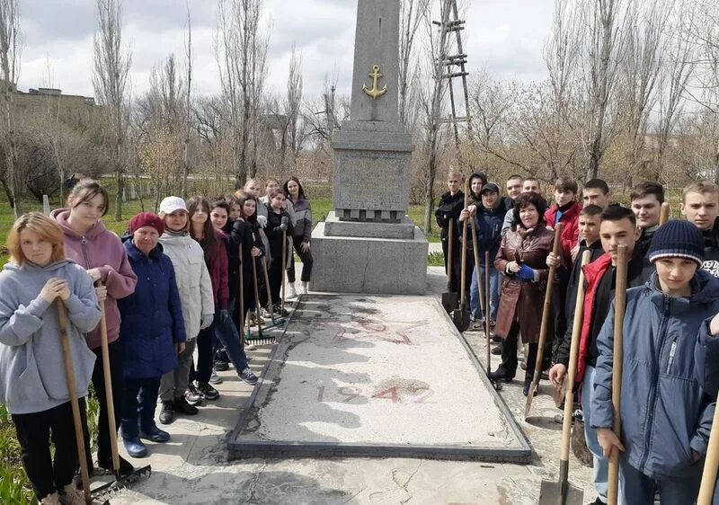 Г волгоградские новости. Благоустройство территории у памятника воинам. Посёлок Водстрой Волгоград. Субботник в посёлке. Котово Волгоградская область субботник.