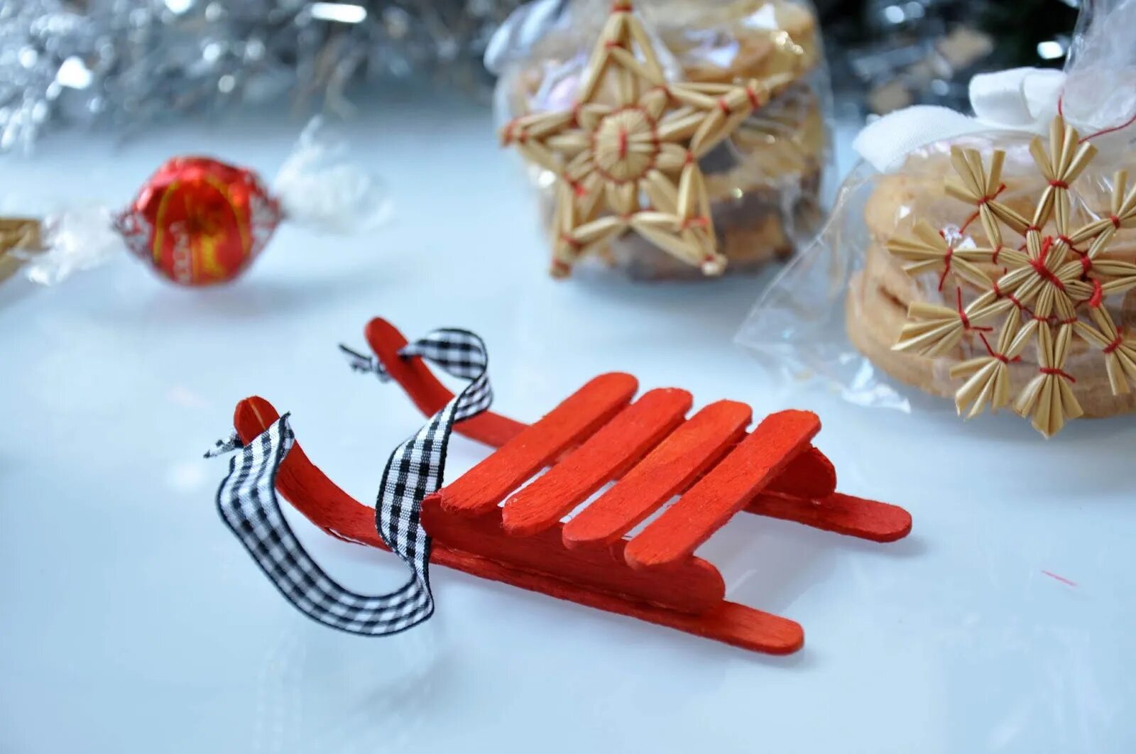 елочная игрушка из палочек от мороженого. что можно сделать из новогодних палочек. игрушки на елку из палочек. елочные украшения из палочек для мороженого. новогодние леденцы своими руками.