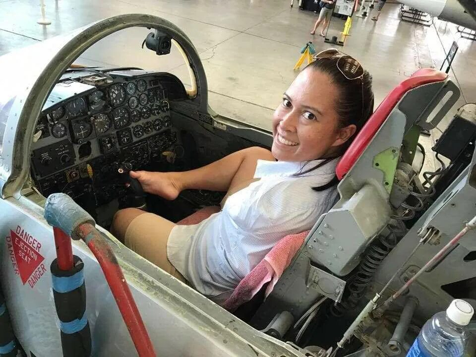 She flies planes. Девушка пилотирует самолёт.