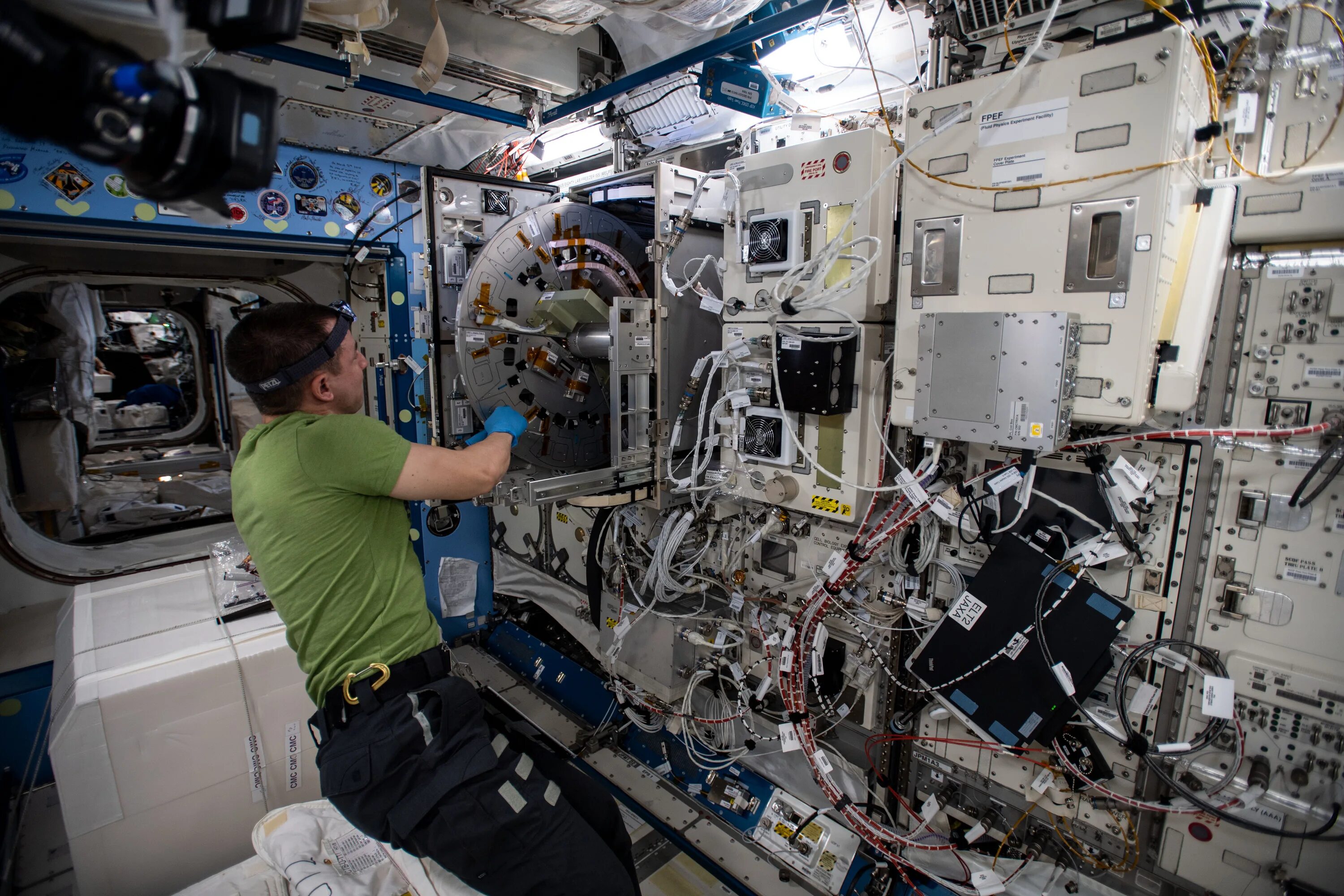 Лаборатория МКС. Исследования на космической станции. МКС внутри. Станция в космосе. Мкс интернет телефоны