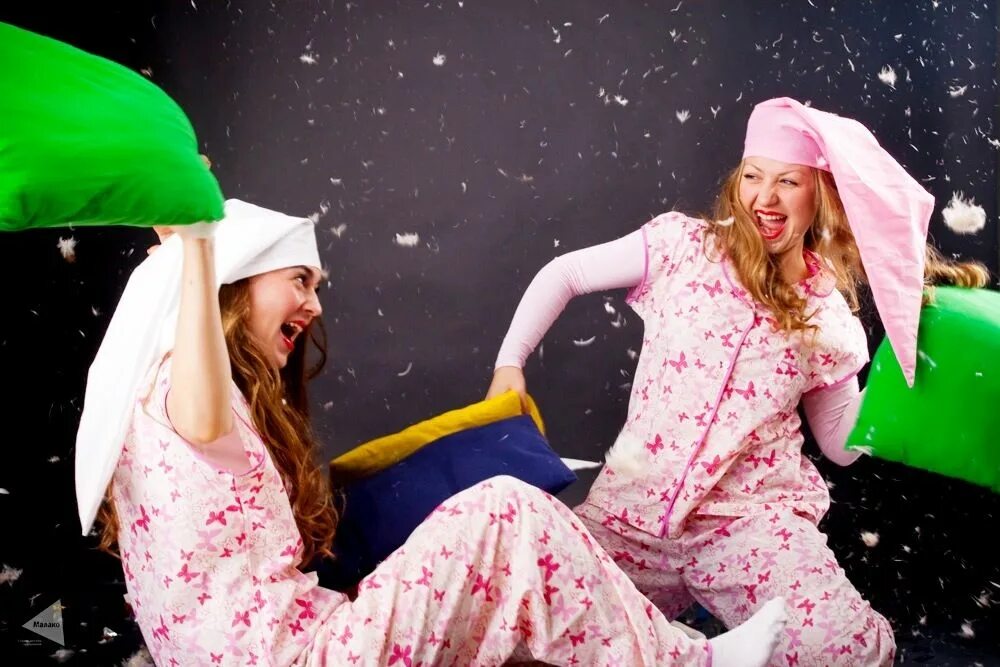 Прийти в пижаме. Пижамная вечеринка. Новогодняя вечеринка в пижамах. Пижама пати вечеринка. Фотосессия Пижамная вечеринка.