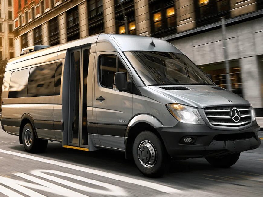 Что такое спринтер. Mercedes-Benz Sprinter. Sprinter Mercedes минибус 2019. Mercedes Sprinter 2011. Низкопольный Мерседес Спринтер.