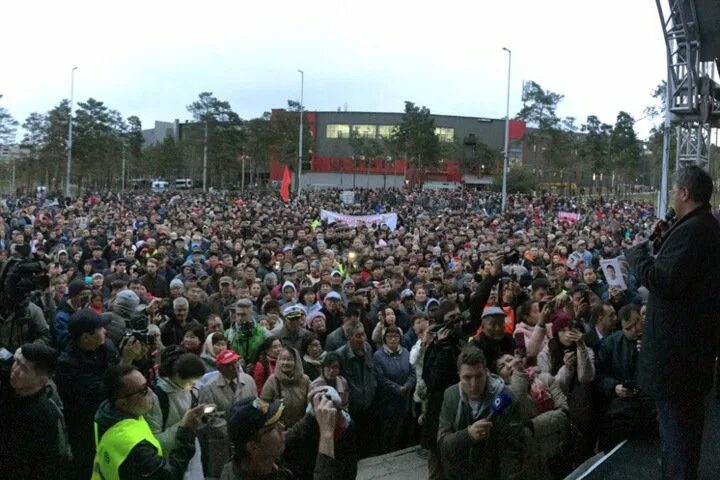 Почему шамана не было на митинг концерте. Протесты митинги в Улан-Удэ. Протесты в Бурятии 2019. Республика Бурятия в 1990 году протесты. Шаман митинг концерт.