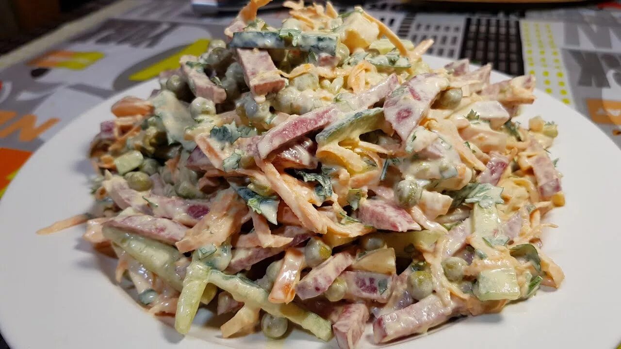 Салаты на скорую руку. Салаты на скорую руку вкусные и простые. Салатик на скорую руку. Вкусный салат на скорую руку. Какие вкусные салаты рецепты