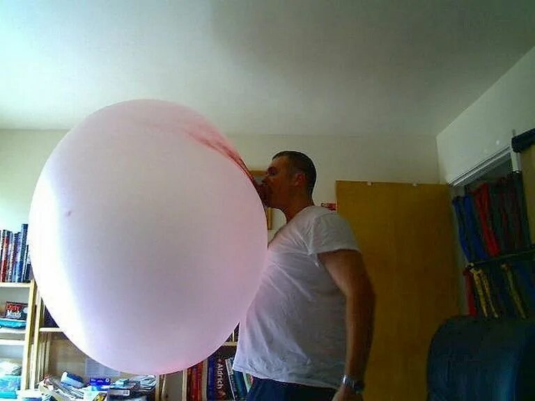 Большие шары видео. Самый большой пузырь из жвачки. Самый большой шар из жвачки. Надул большой шарик. Надуть большой шар.