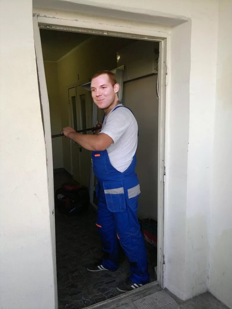 Демонтаж наличников дверных. Демонтаж межкомнатных дверей с коробкой. Демонтаж дверной коробки. Демонтаж межкомнатных дверей с коробкой. Демонтаж дверной коробки.