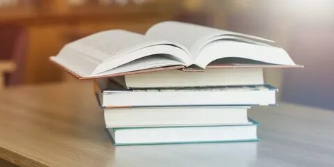 Несколько книг лежали на столе