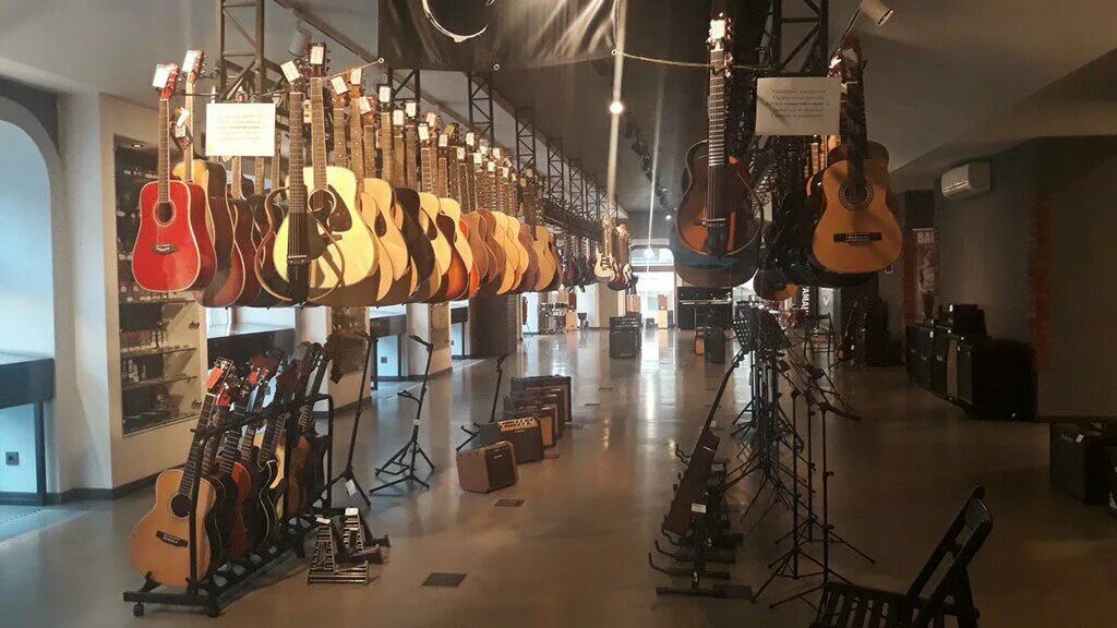 музыкальный фестиваль в питере. этнический фестиваль музыки мира. магазин музыкальных инструментов интерьер. музыкальный магазин тбилиси. музыкальные магазины в питере.