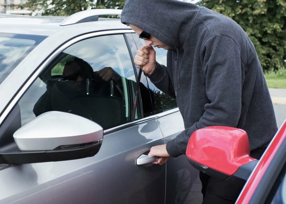 Угон автомобиля. Кража автомобиля. Угонщики автомобилей. Угнал машину.