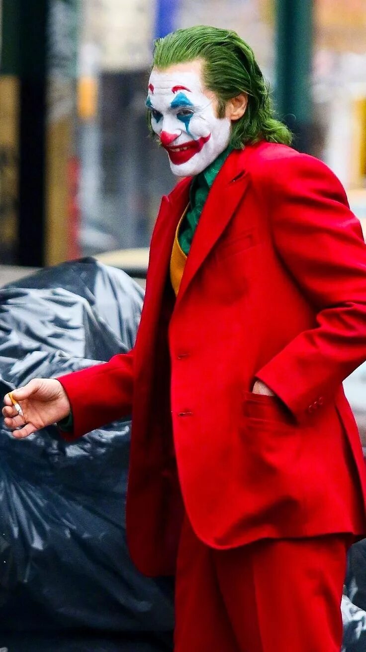 Джокер выход в россии. Джокер Хоакин. Joker Хоакин Феникс. Костюм Джокера Хоакин Феникс.