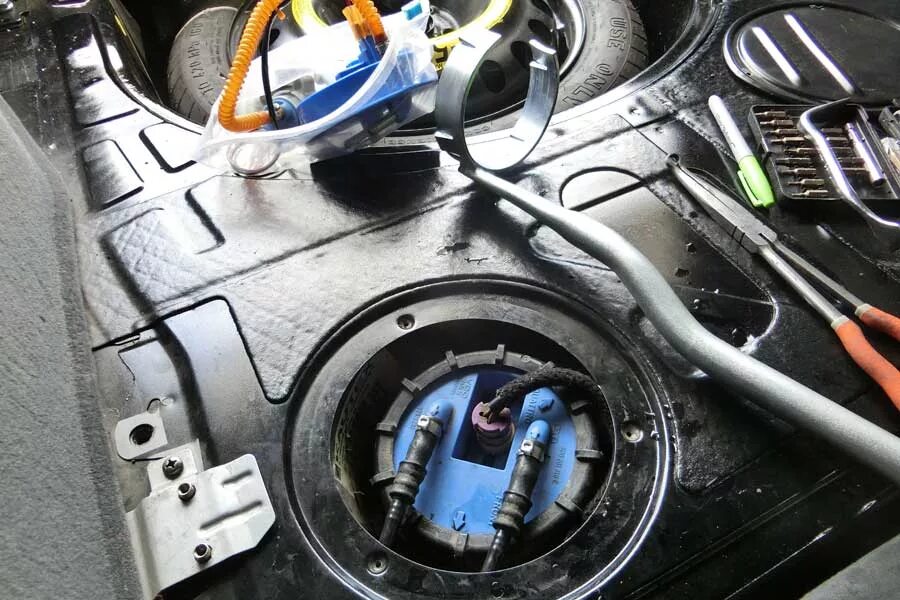 Audi a4 2010 замена топливного насоса. Ауди а4 замена топливного насоса. 2. Топливный насос ауди а4 б6 1. 6.