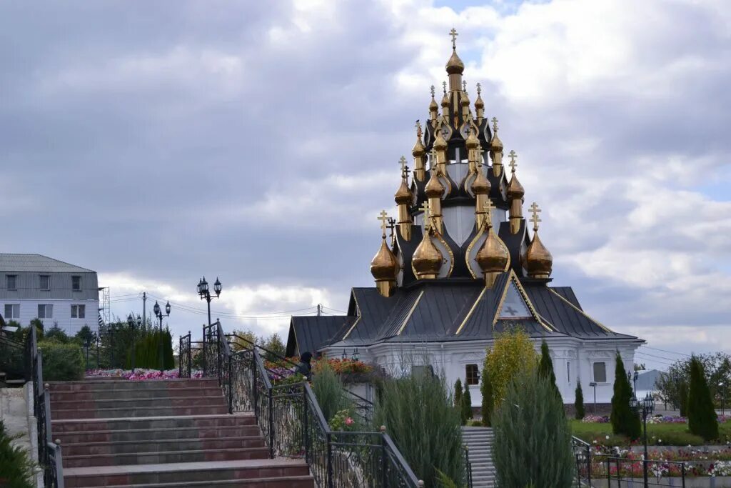 Заказ такси на минивэне, микроавтобусе от 5 мест из Аэропорта Сочи в Серафимович