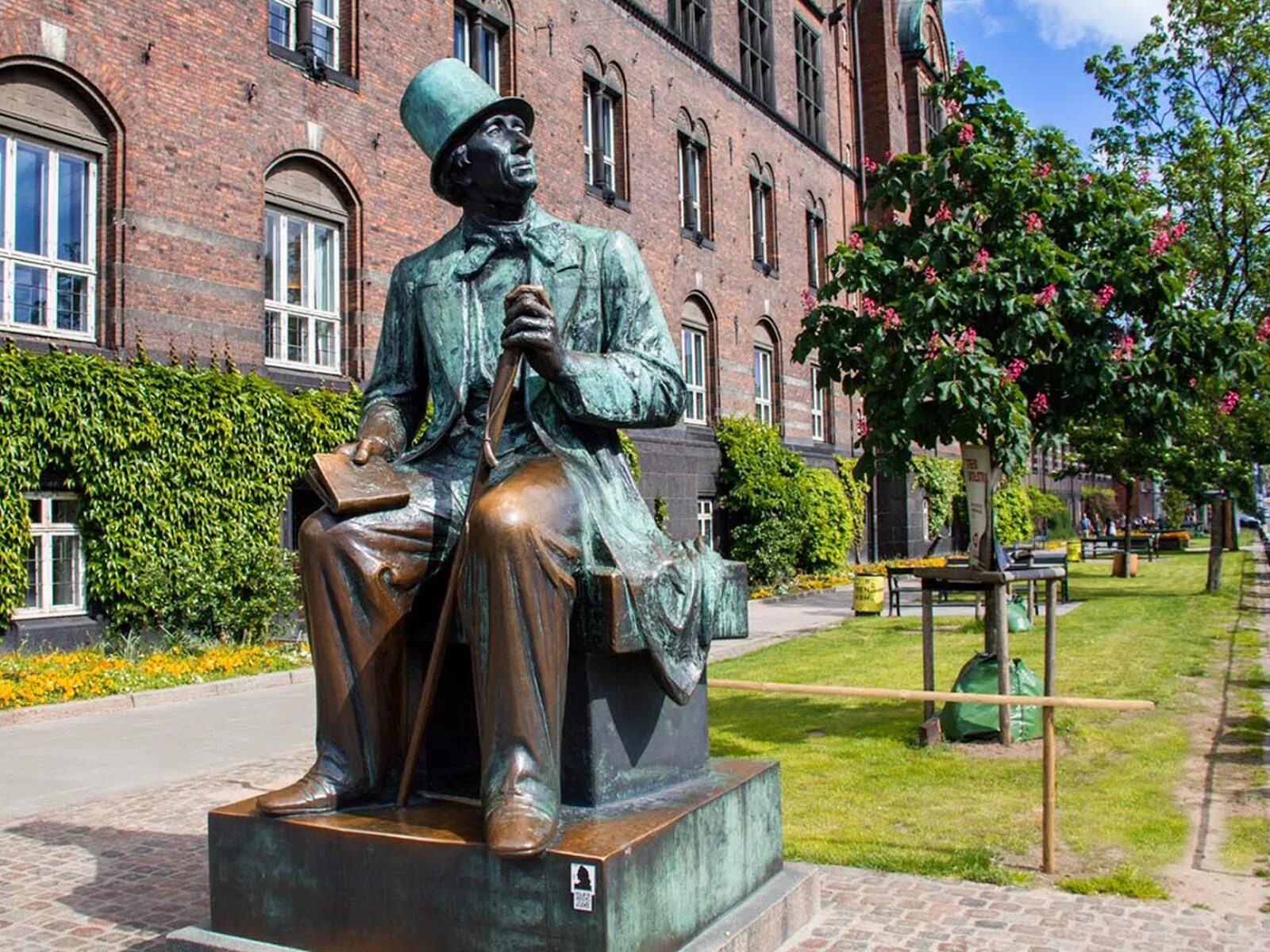 Ханс Кристиан Андерсен Копенгаген. Памятник Андерсену в Копенгагене. Памятник Хансу Кристиану Андерсену.