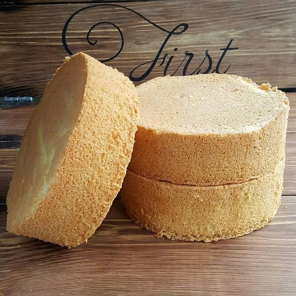 Канадский кленовый торт. Торты из нута. Шоколадный шифоновый бисквит. Ванильный бисквит. Разрезанный бисквит.