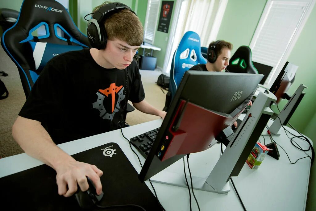 Мышки cs go. Киберспортивный хват мыши. мышки киберспортсменов. хваты киберспортсменов. профессиональные игроки в компьютерных играх.