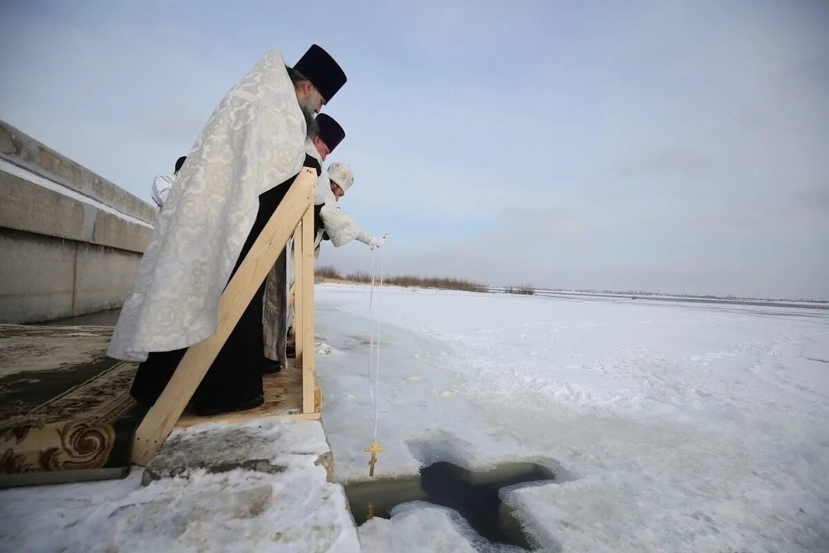 Что нельзя делать 19 апреля 2024 года. Освящение воды в храме. Крещение в храме. Крещение Господне. Крещение Господне в храме.