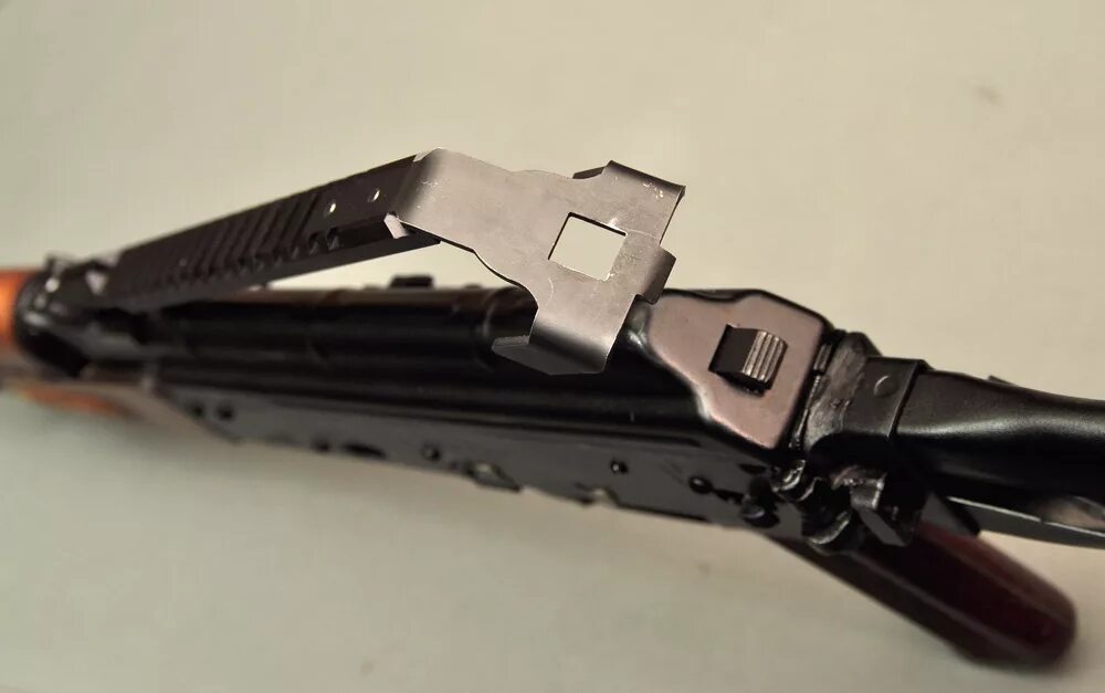 Планка ствольной коробки ак 74. Планка пикатини на ак 47. Боковая планка на ак 74. Планка пикатини на ак 74. Планка пикатини на ак.