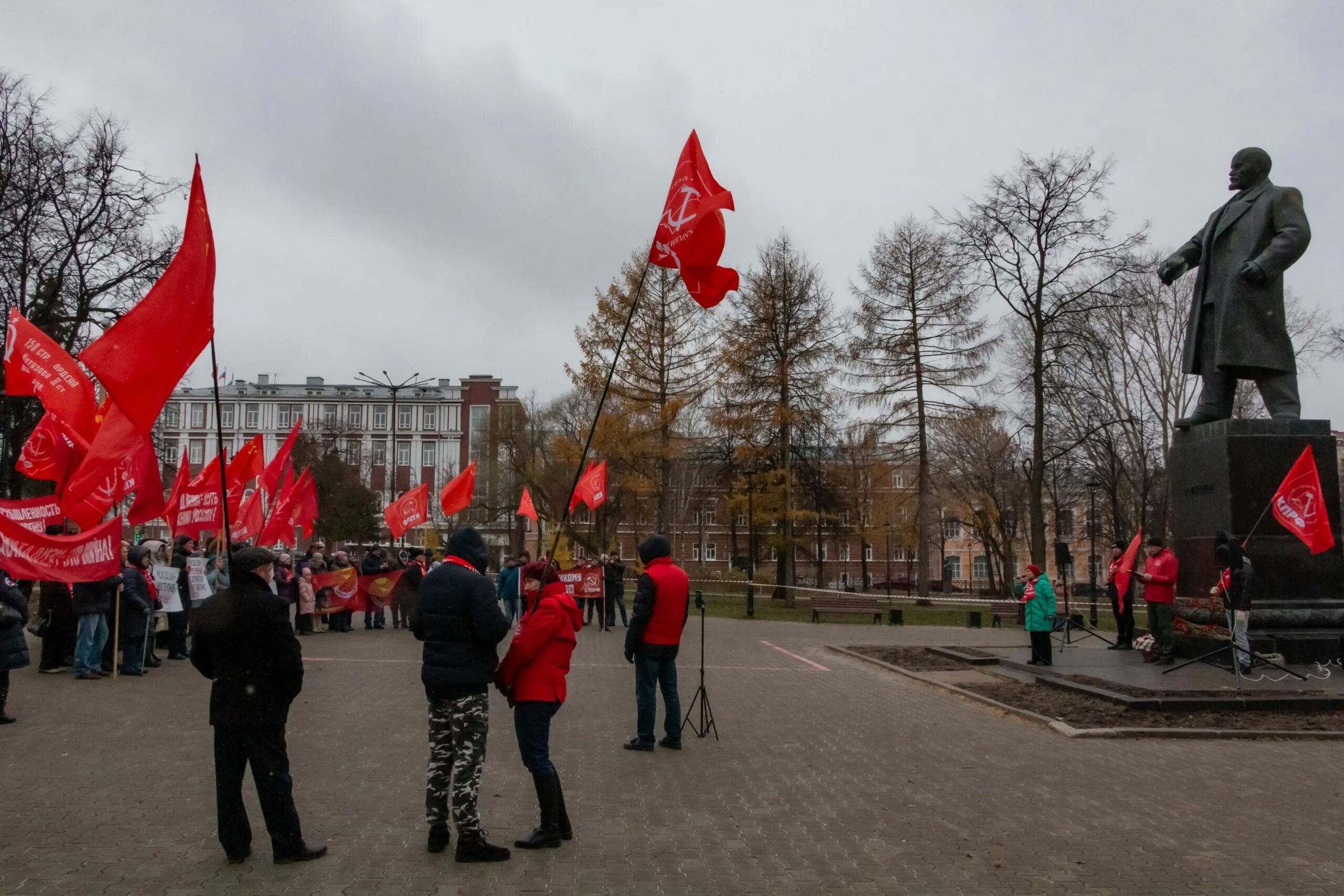 105 Годовщина Октябрьской революции. Митинг КПРФ 98 летие Октябрьской революции. Памятник Великой Октябрьской революции Ростов-на-Дону. День Великой Октябрьской социалистической революции. 32 годовщины октября