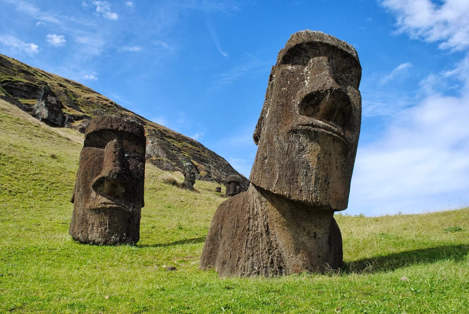 Идол пасхи. Остров Пасхи статуи Моаи. Каменные статуи Моаи остров Пасхи Чили. Статуи истуканы Моаи. Памятники Моаи на острове Пасхи.