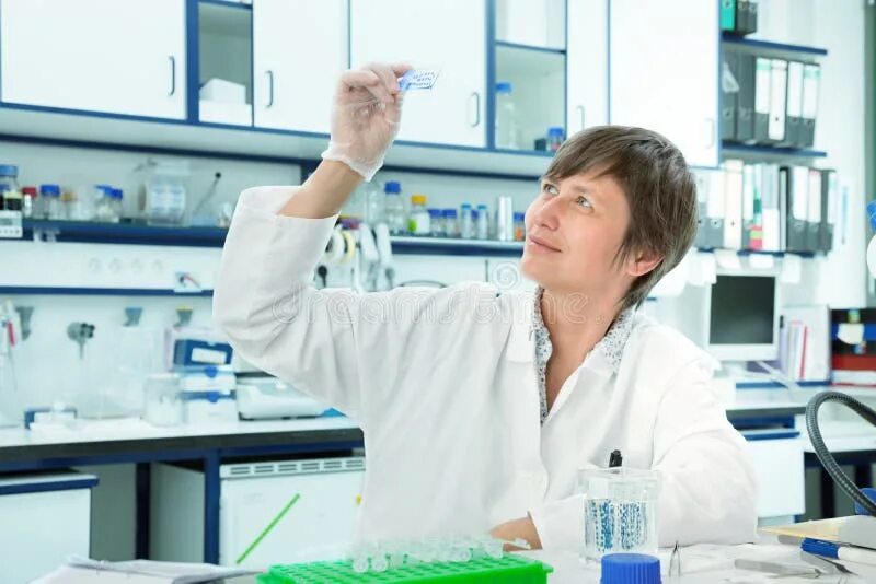 Ассистент лаборатории. Лаборант. Женщина в лаборатории. Женщина лаборантка с микроскопом. Девушка лаборатория пробирки.