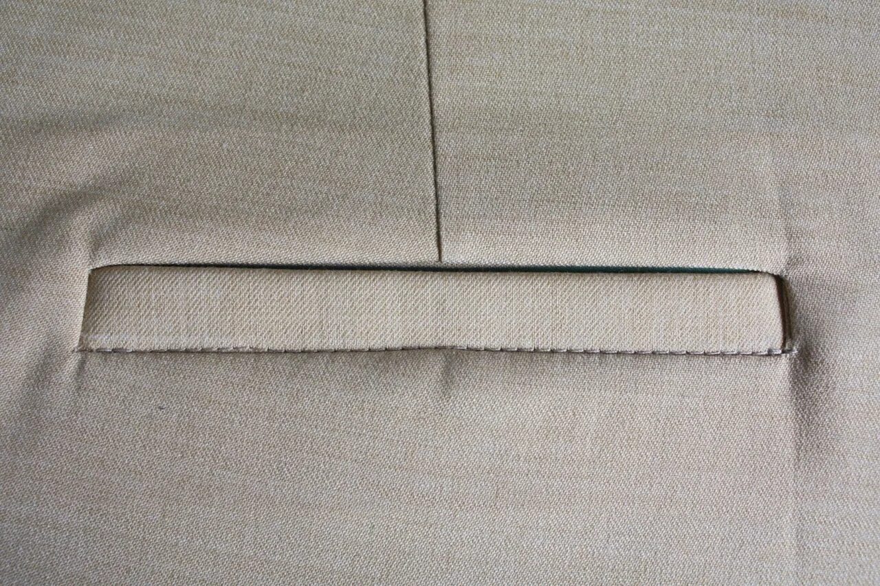 карман прорезной с листочкой техника пошива. карман листочка на брюках. карман листочка на брюках. брюки с карманами. карман обманка с листочкой.