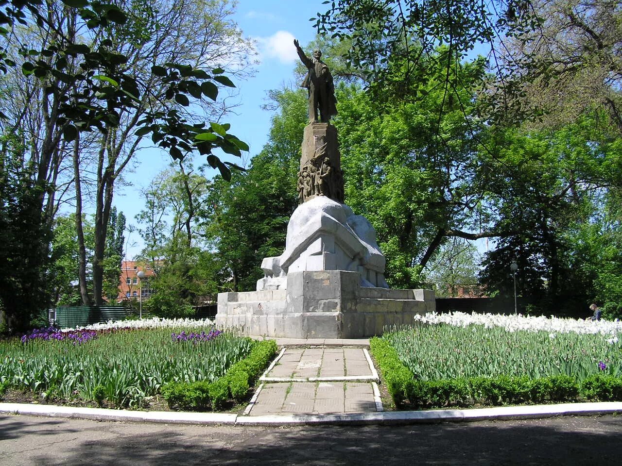 Памятники культуры краснодара. Памятник Ленину в Вишняковском сквере. Вишняковский сквер Краснодар. Памятники Ленину в г.Краснодаре Вишняковский сквер. Памятник Ленину в Краснодаре.