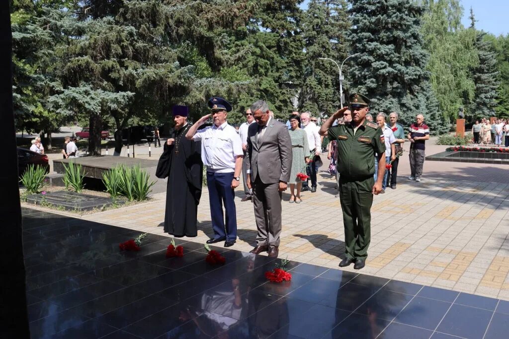 Мемориал клятва поколений Батайск. Цветы на воинском мемориале. Мемориал клятва поколений в Батайске аллея славы. Памятник Непокоренные Краснодон возложение цветов.