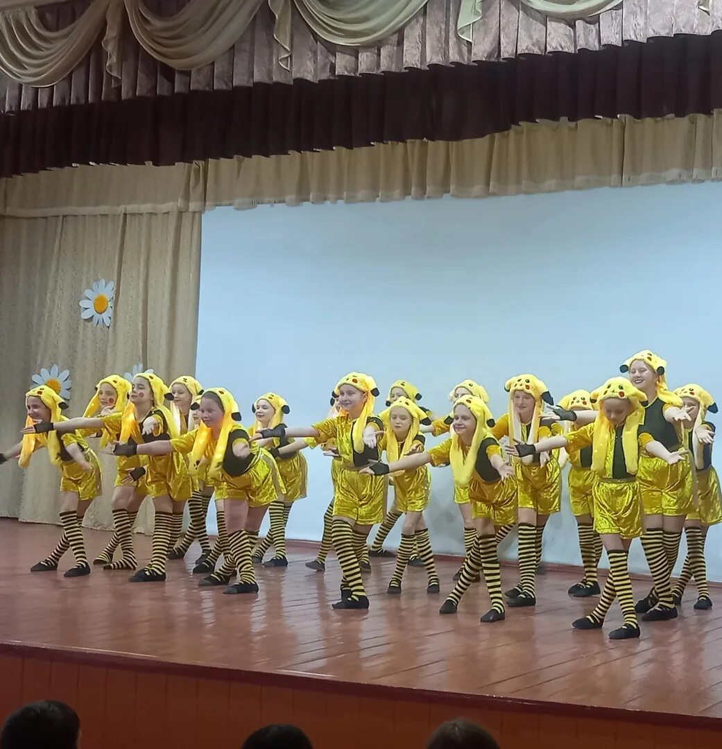 танцевальный флешмоб ко дню россии. детский центр спектр камышин. спортивная акробатика для детей. конкурс детской литературы. лагерь с животными.