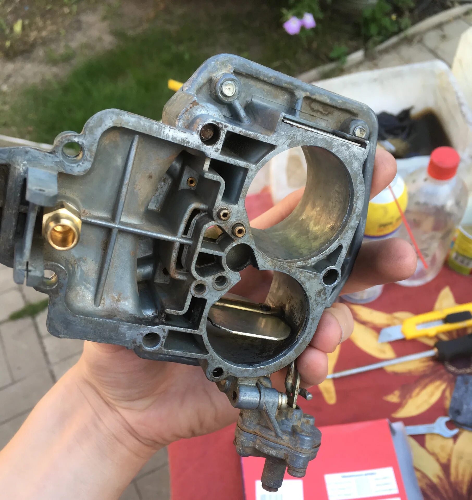 Как почистить карбюратор. Карбюратор прочистка 2106. 6 карбюратор. Чистка карбюратора ваз 2105. Как почистить карбюратор.