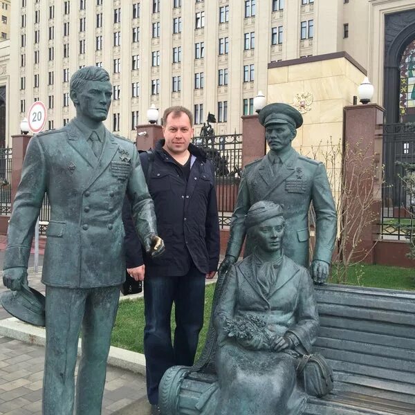 Памятник фильму офицеры в Москве.