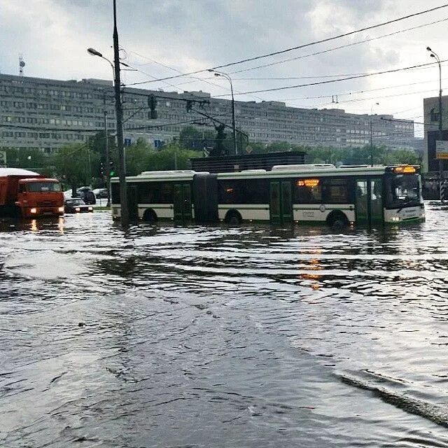 Потоп на метро Калужская. Ливень в Москве. Потоп в Москве. Подтопления в Москве.