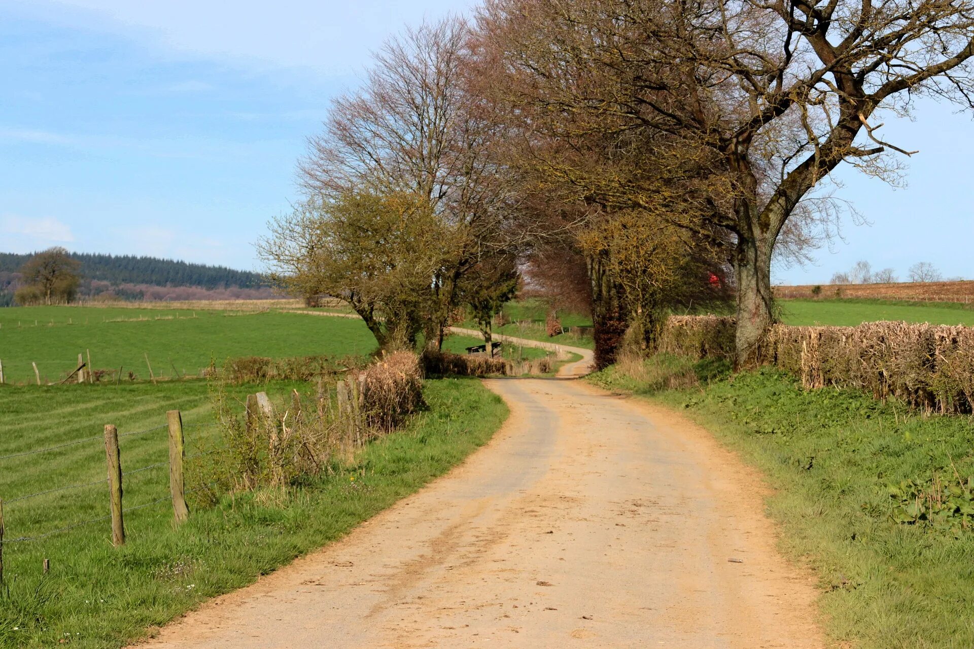 Countryside walks. Дорога в деревне. Франция деревня дорога. Пастораль холм. Деревня картинки.