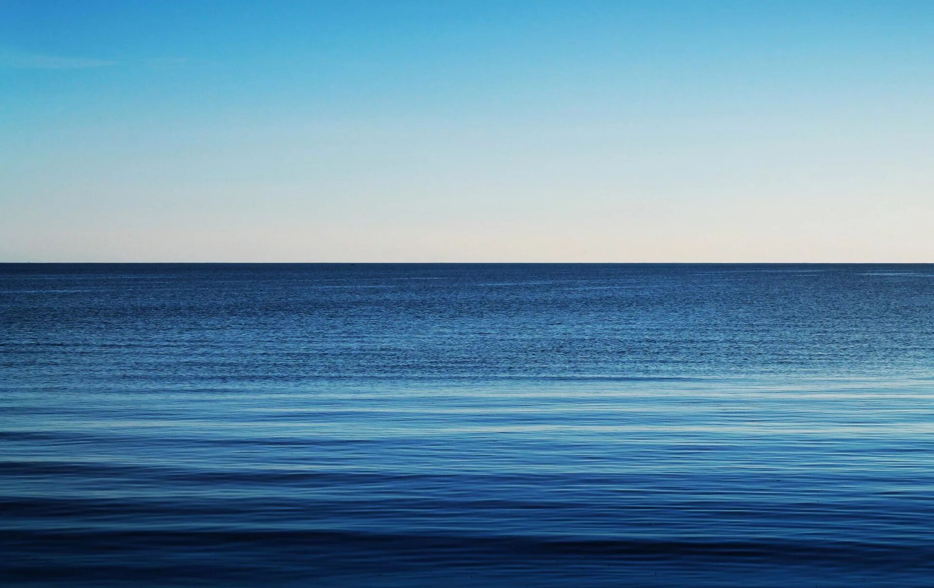 Вода первый горизонт. Водная гладь. Море Горизонт. Поверхность воды. Гладь океана.