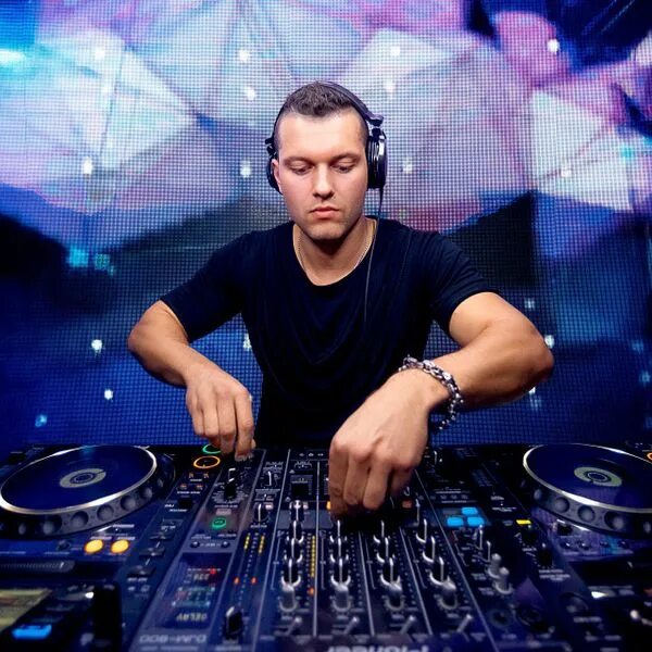 Dj tiësto. Самый скачиваемый диджей. Мартин гаррикс. Крутой диджей. Dj tiesto.