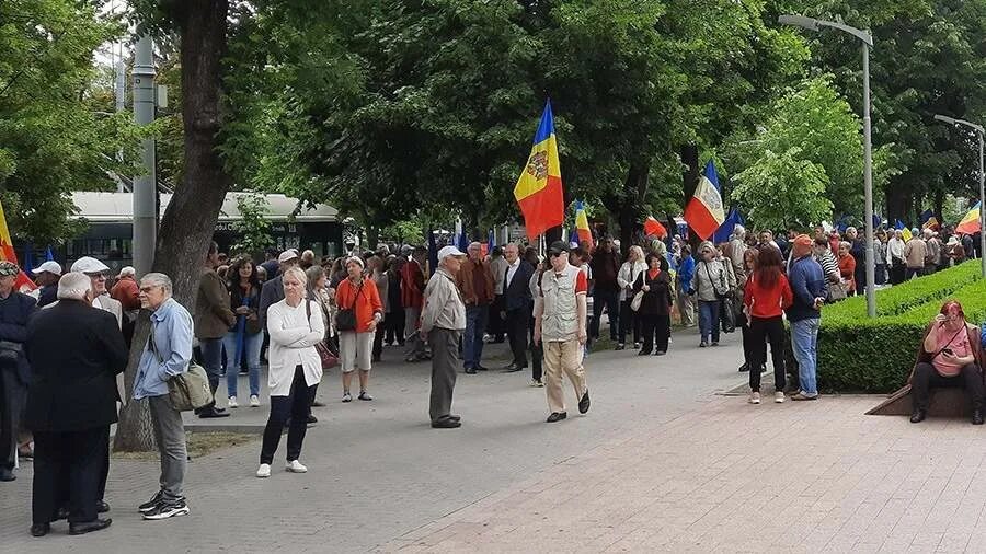 Молдова открывает. Митинг оппозиции фото. Евросоюз митинги. Додон митинг. Санду на митинге.