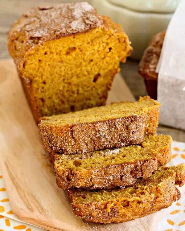 Хлебный кекс. Хлеб на белом фоне. Тыквенный хлеб. Кекс сухой. Хлебные кексы.