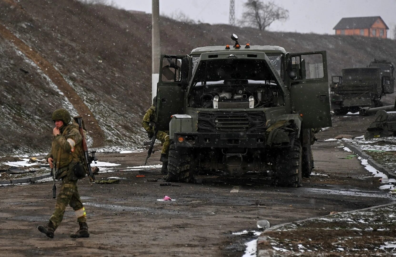 Причины военной операции на украине. Разбитая техника ВСУ 2022 на Украине. Разбитая Военная колонна. Российская Военная колонна.