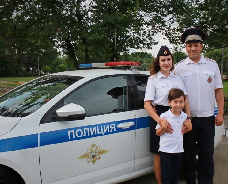 Семья полицейских. День семьи полиция. Семья сотрудника полиции. Семья сотрудника полиции. Фотосессия семьи полицейских.