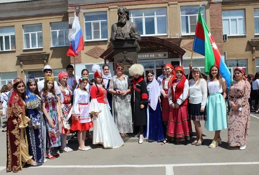 Святой луки колледж. Медицинский колледж Энгельс. ЭМК колледж Энгельс. Народы Саратовской области. Энгельсский медицинский колледж фото.