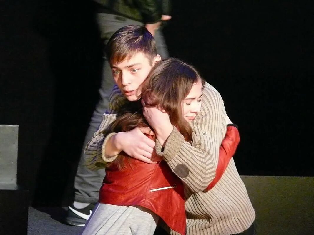 фестиваль чемейных ткатпов. театр абая семей. фестиваль тюзов радуга сувениры. семейная театральная постановка. театральная семья.