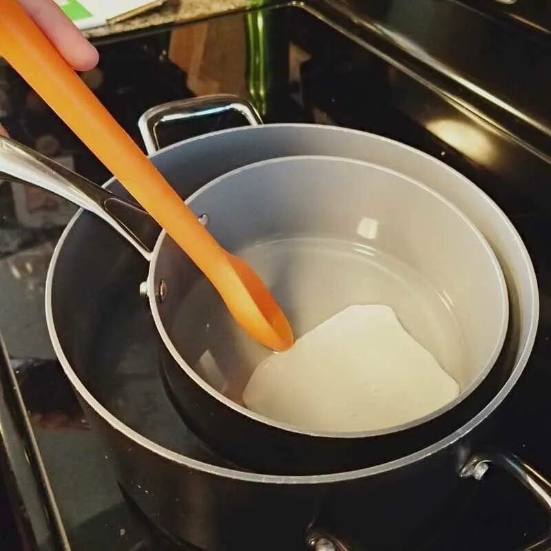 свечной воск расплавленный. как растопить воск в свечке. водяная баня для воска. водяная баня для свечей. как растопить воск в свечке.