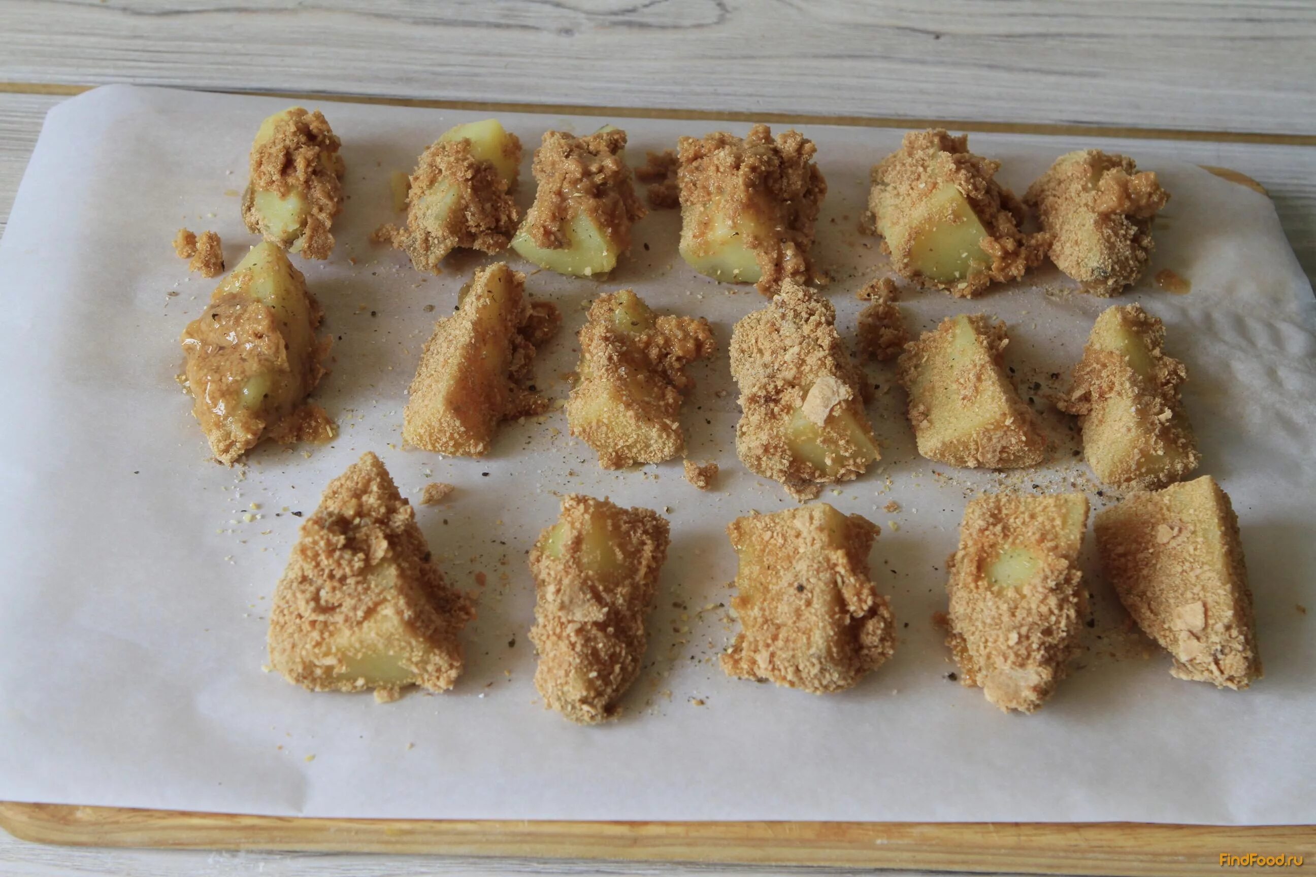 картошка в сухарях в духовке. картофель запечённый в панировке. картофель по деревенски в панировке. картофель запечённый в панировке. картофель в панировочных сухарях.