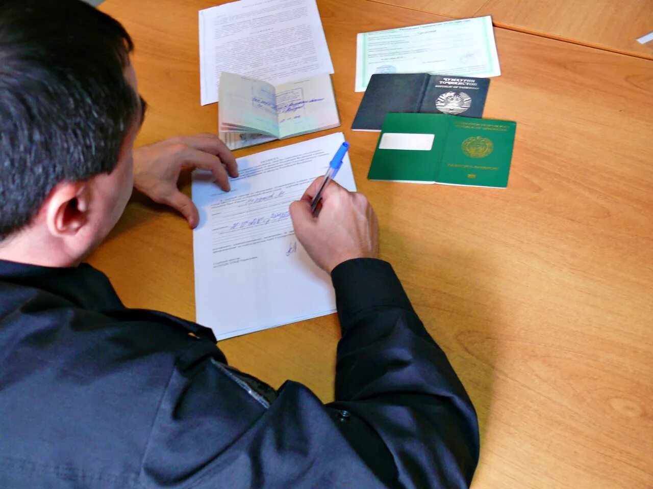 Выдворение иностранных граждан. Мигранты документы. Незаконные мигранты. Документы для мигрантов в России.
