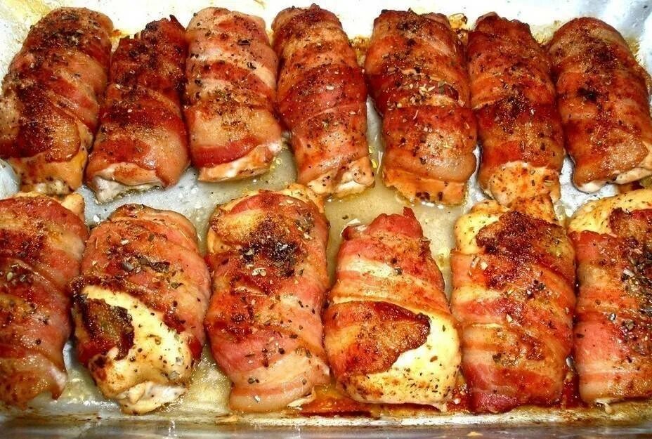 Рецепт куриного филе в беконе в духовке. Рулетки из курин грудки с беконом. куриные рулетики в беконе. куриное филе в беконе. рулетики с беконом и сыром в духовке.