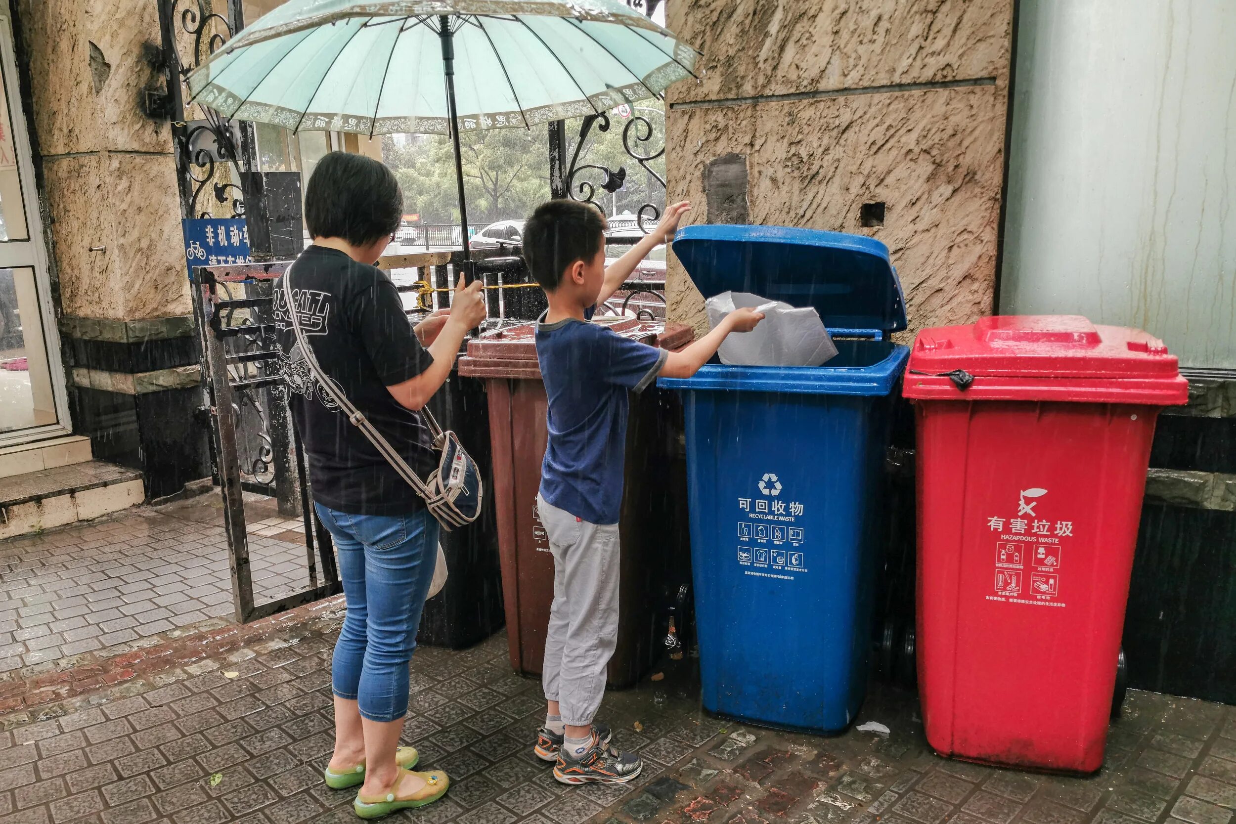 Воняют китайские. Сбор отходов Шанхай. Rubbish is in the bin дома. China Garbage.